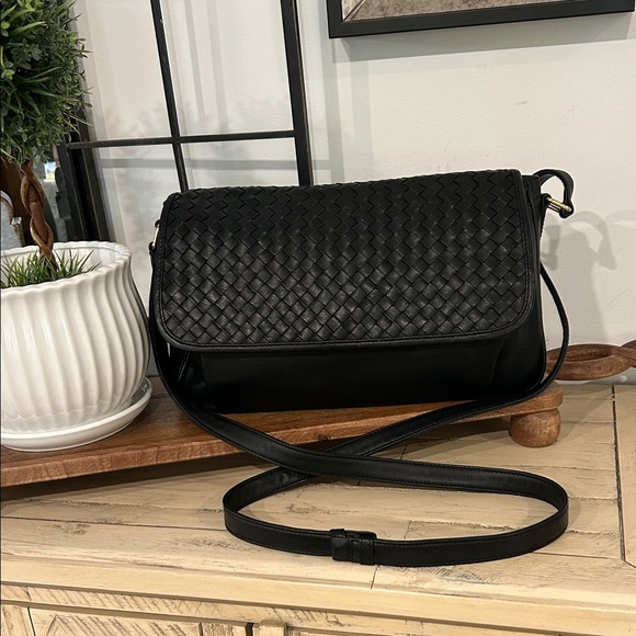 Medallion Handbags - Elegant Black Woven Crossbody Bag